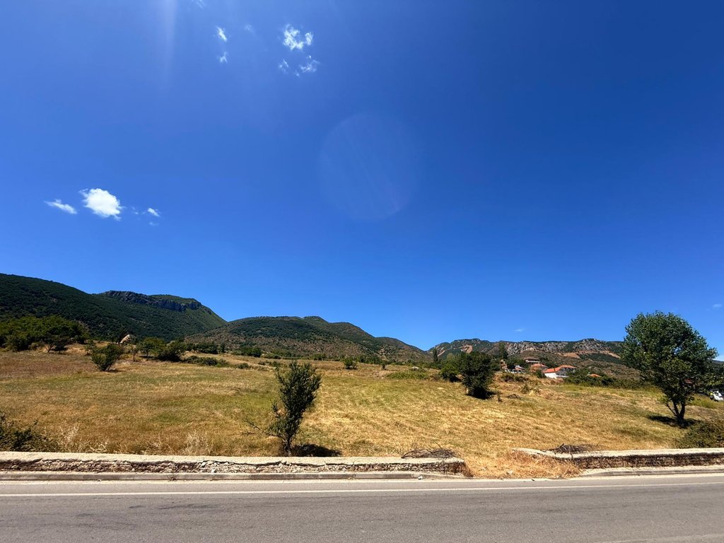 Shitet Tokë 3,800 m² në Hudenisht – Buzë Rruge me Pamje Fantastike