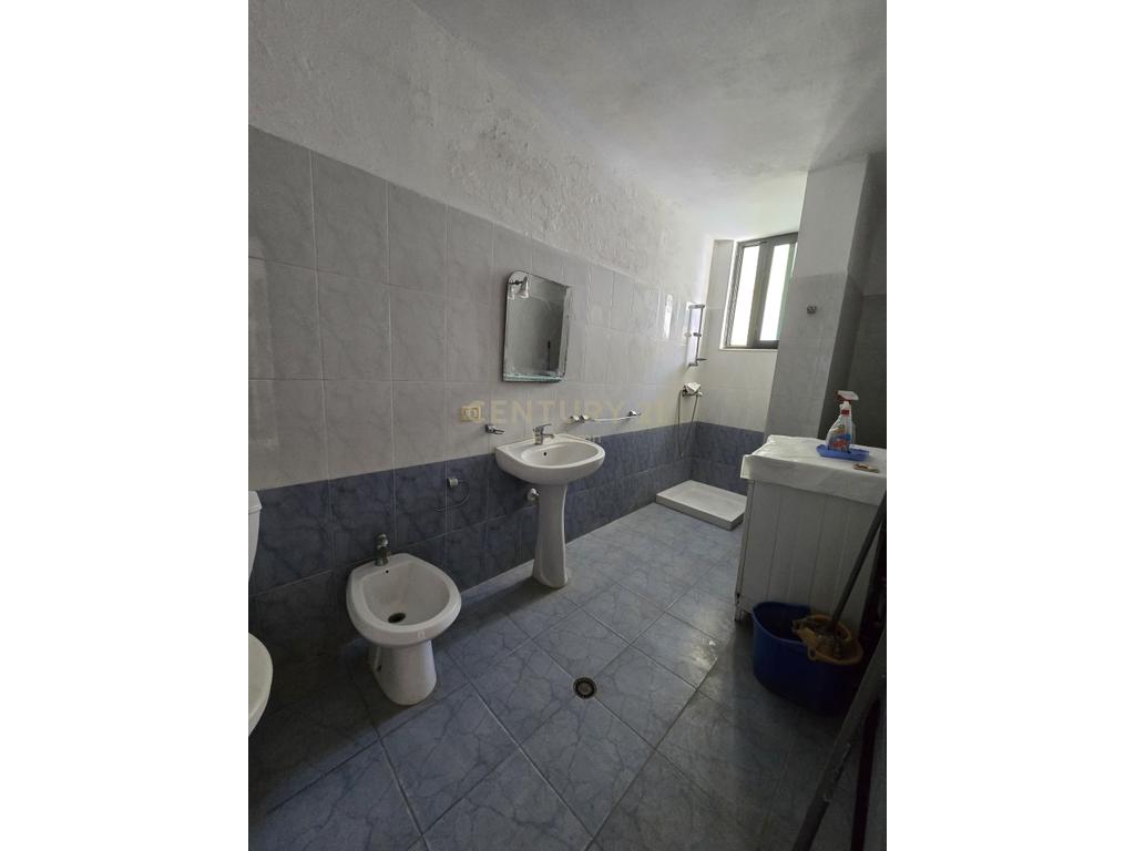 Shitet apartament 1+1 ne plazh Hekurudha