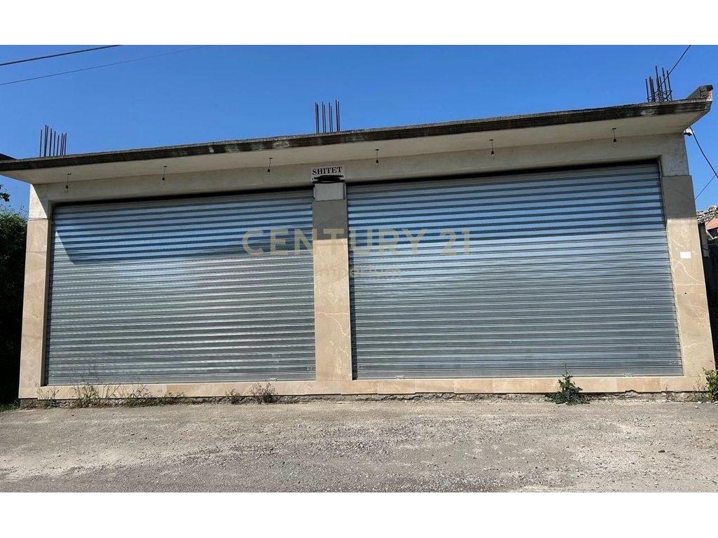Shitet truall + ndërtesë në periferi të Shkodrës – mundësi ideale investimi