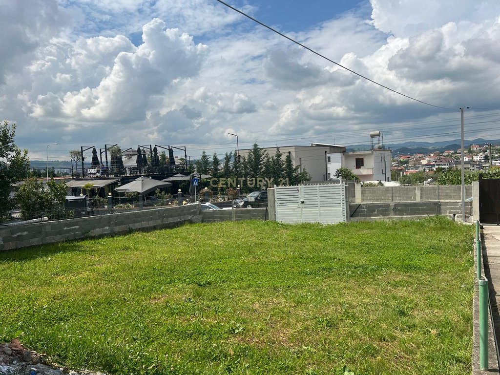 Jepet ambjent komercial me qira ne Paskuqan tek Liqeni.