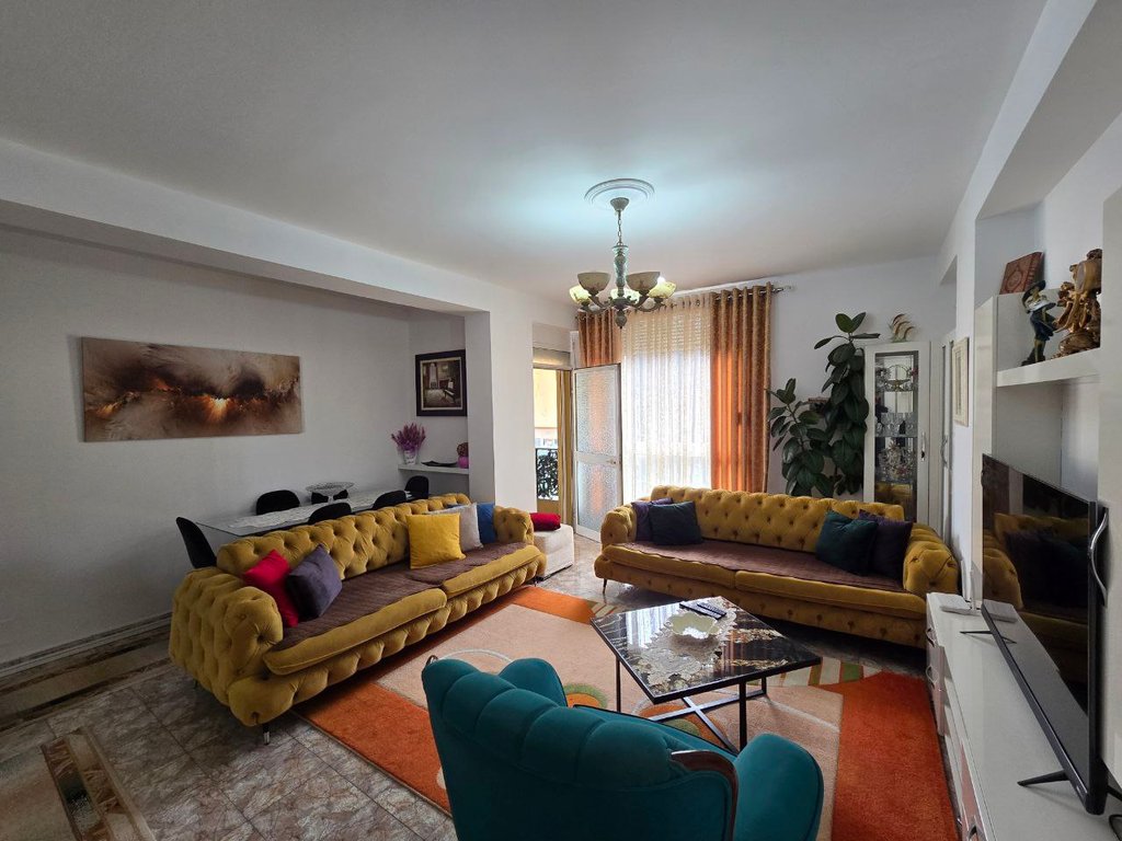 Apartament 3+1+2 per shitje në rrugen Hoxha Tahsim.