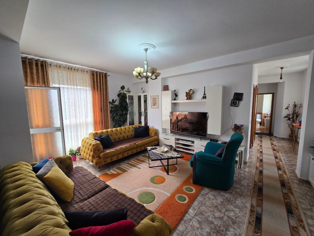 Apartament 3+1+2 per shitje në rrugen Hoxha Tahsim.