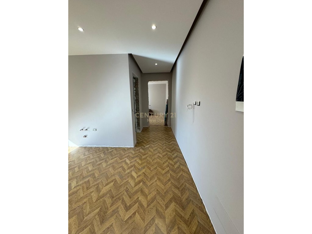 Shitet Apartament 2+1 prane Qendres Shendetesore  lagjia 12.