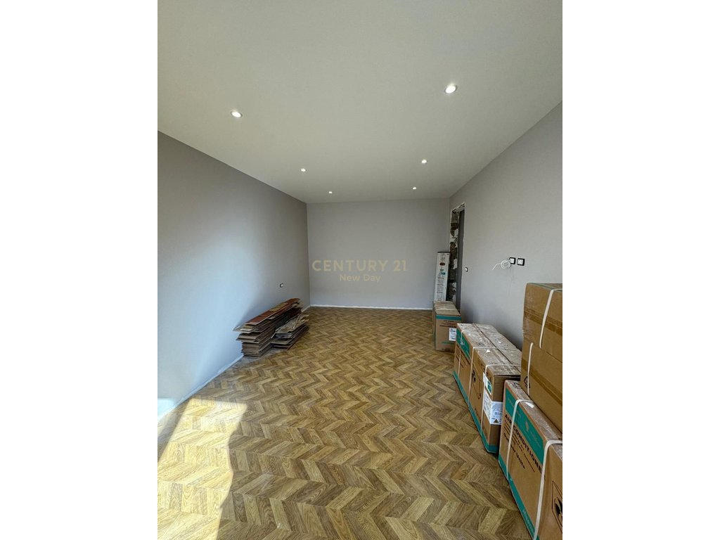 Shitet Apartament 2+1 prane Qendres Shendetesore  lagjia 12.
