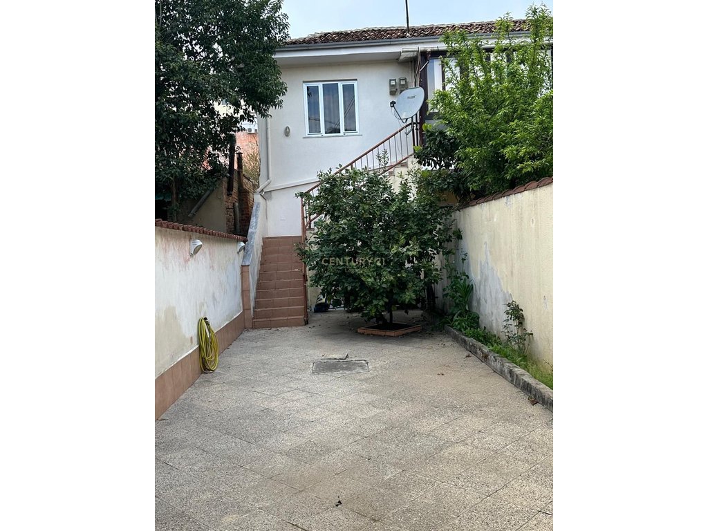 Vilë 3+2 Me Qira në Rruga Fortuzi, Tiranë
