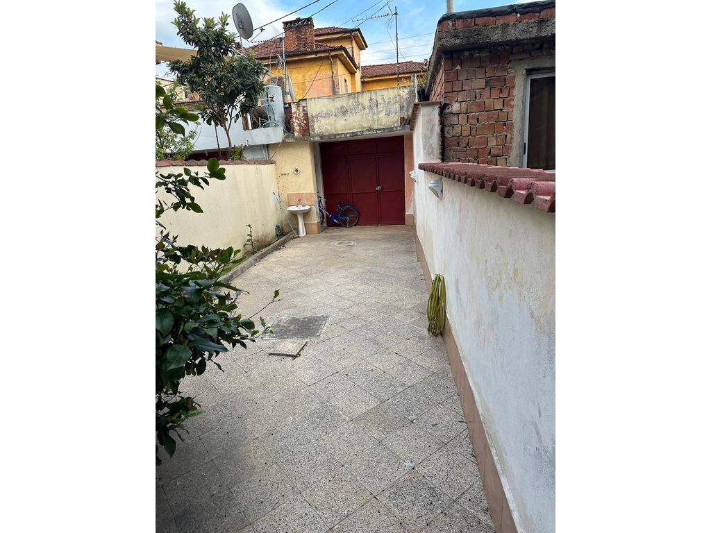 Vilë 3+2 Me Qira në Rruga Fortuzi, Tiranë