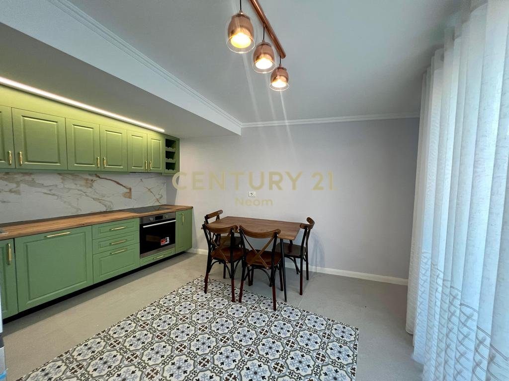 Qira, Penthouse modern 2+1+2,Liqeni i Thatë!