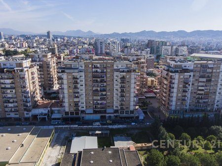 SHITET AMBIENT COMERCIAL NE RRUGEN EGNATIA BUZE RRUGE, DON BOSKO