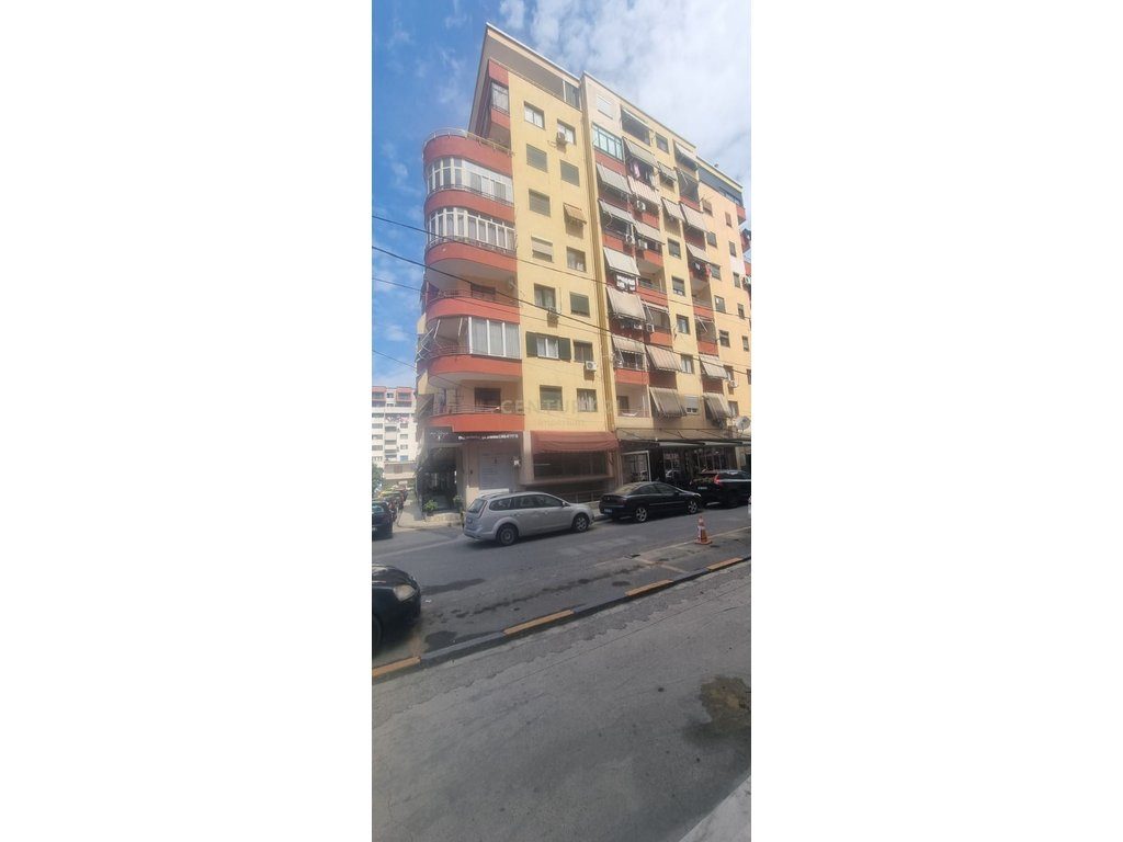 3 Poste Parkimi në Shitje pranë Rrethit të Astirit!