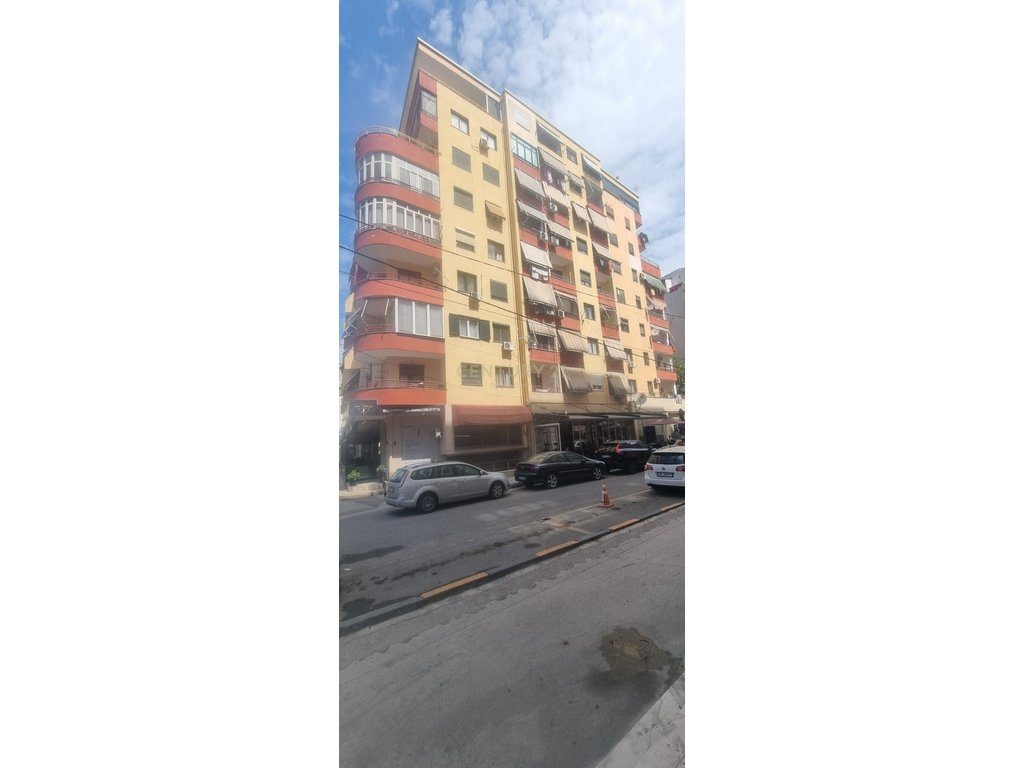 3 Poste Parkimi në Shitje pranë Rrethit të Astirit!