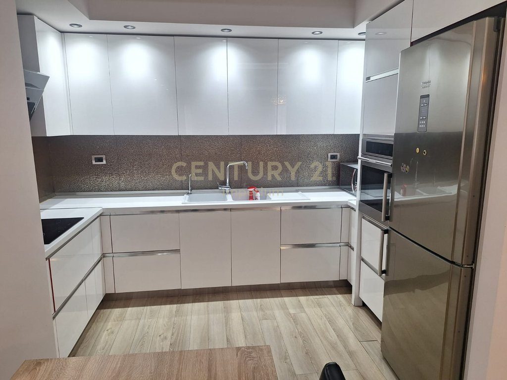Apartament 3+1+2 + post parkimi me qera ne Bllok!