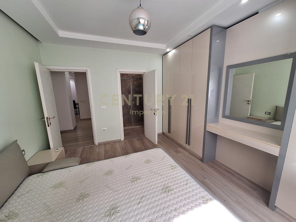 Apartament 3+1+2 + post parkimi me qera ne Bllok!
