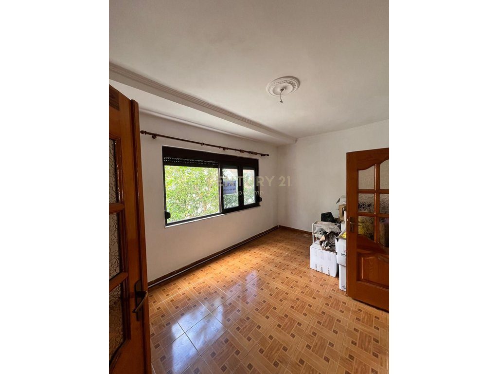 APARTAMENT 3+1 PER SHITJE PRANE SPITALIT RAJONAL , DURRES!