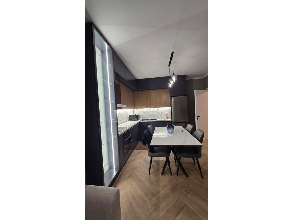 Jepet me Qira Apartament modern  2+1 pranë Qendrës Tregtare QTU, Tiranë
