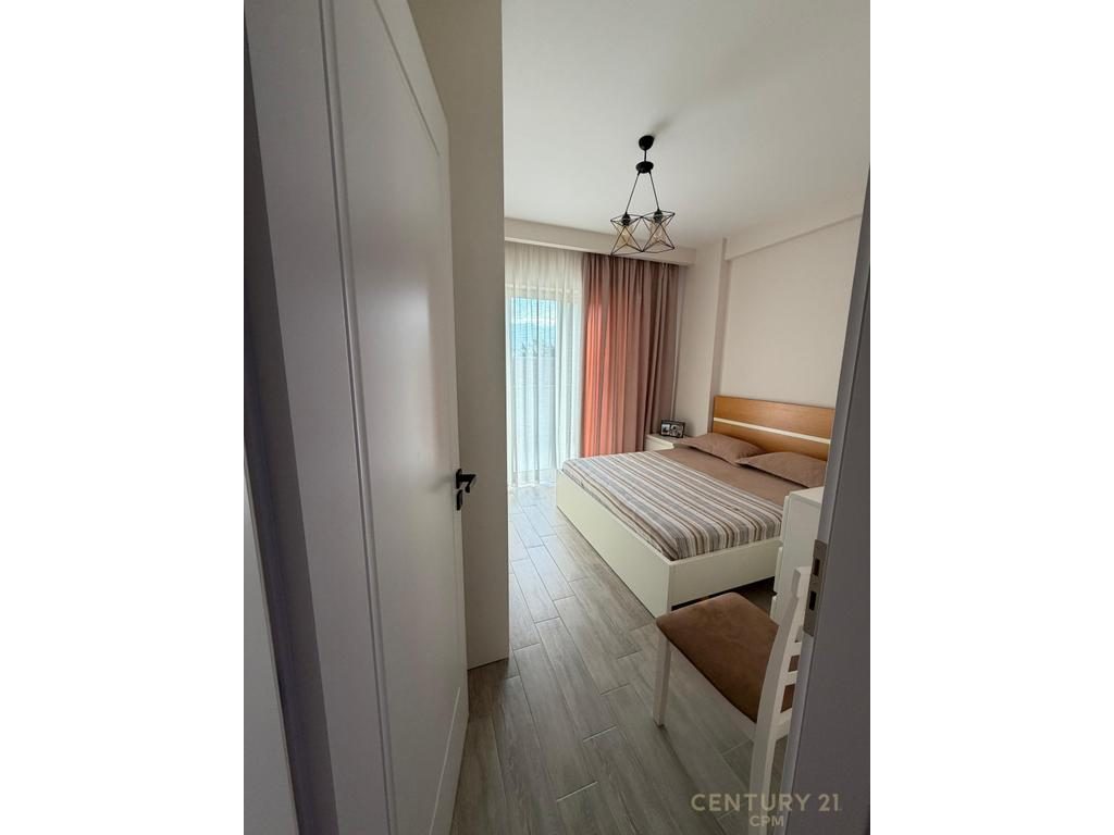Jepet me qira apartament i ri i mobiluar 2+1+Post Parkimi, siper kopshtit zoologjik