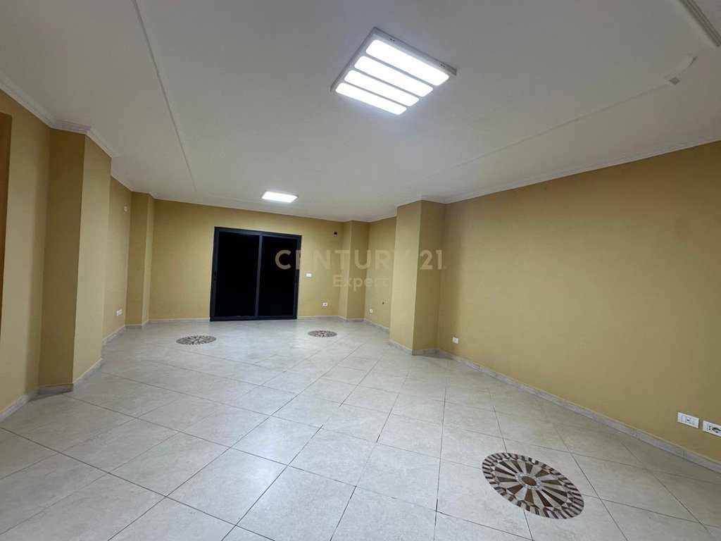 JEPET ME QIRA APARTAMENT 3+1+2 NE QENDER