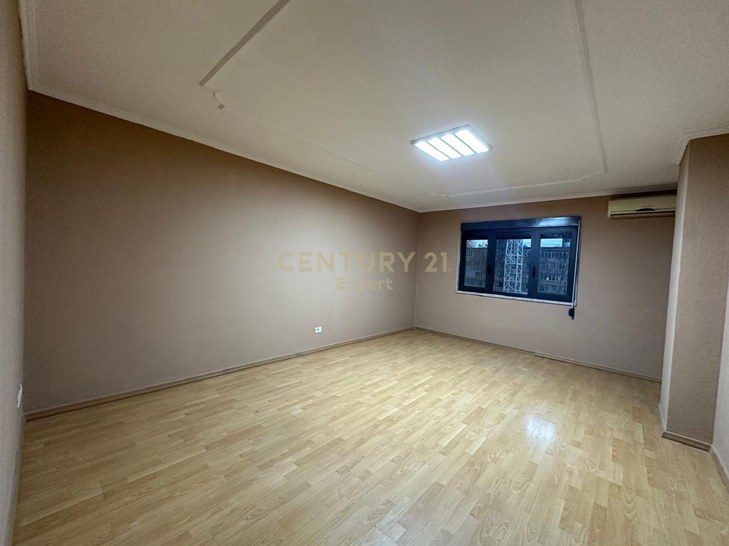 JEPET ME QIRA APARTAMENT 3+1+2 NE QENDER