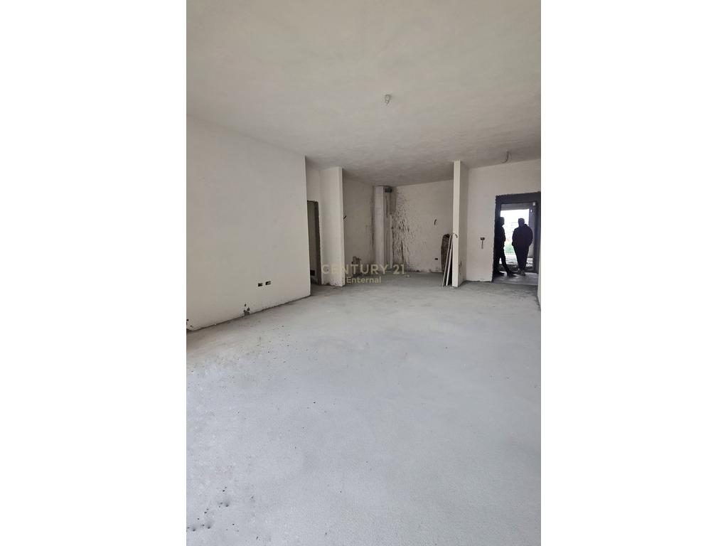 Shitet Apartament 2+1+2 tek River Side