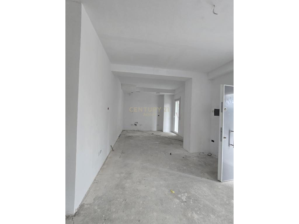 Shitet Apartament qe konvertohet ne Njësi Komerciale 2+1 + Verandë + 2 Poste Parkimi tek Univers City Residence - Centur...