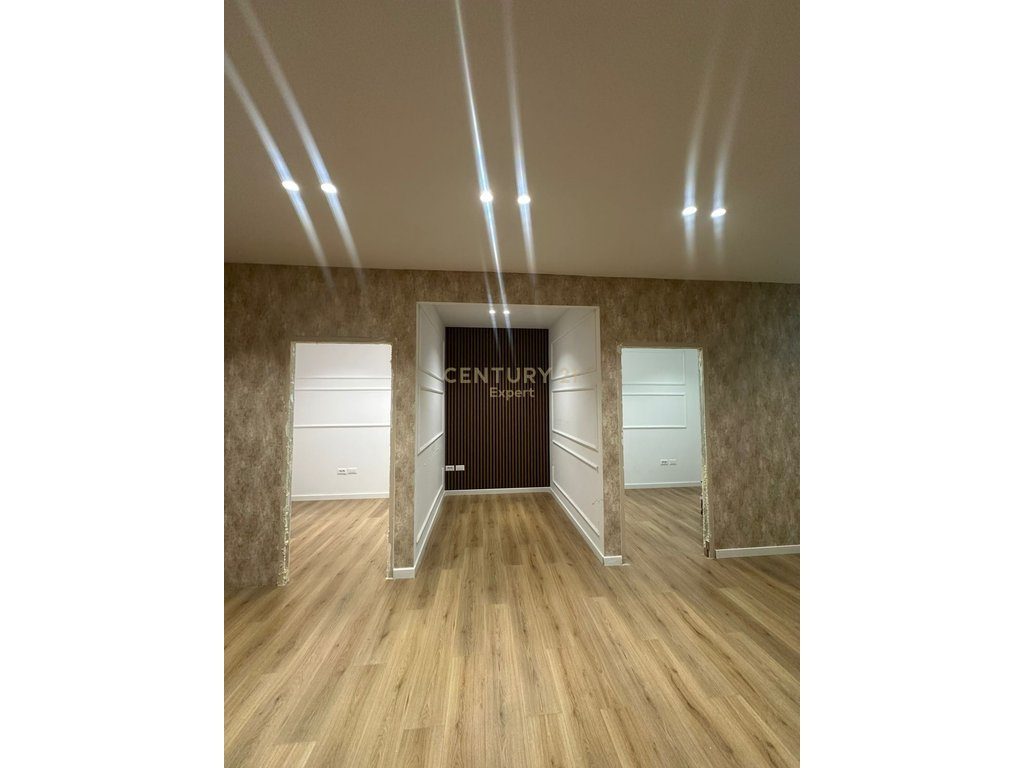 Ambient biznesi 80 m² me qira, kati 1, përballë Vila L.
