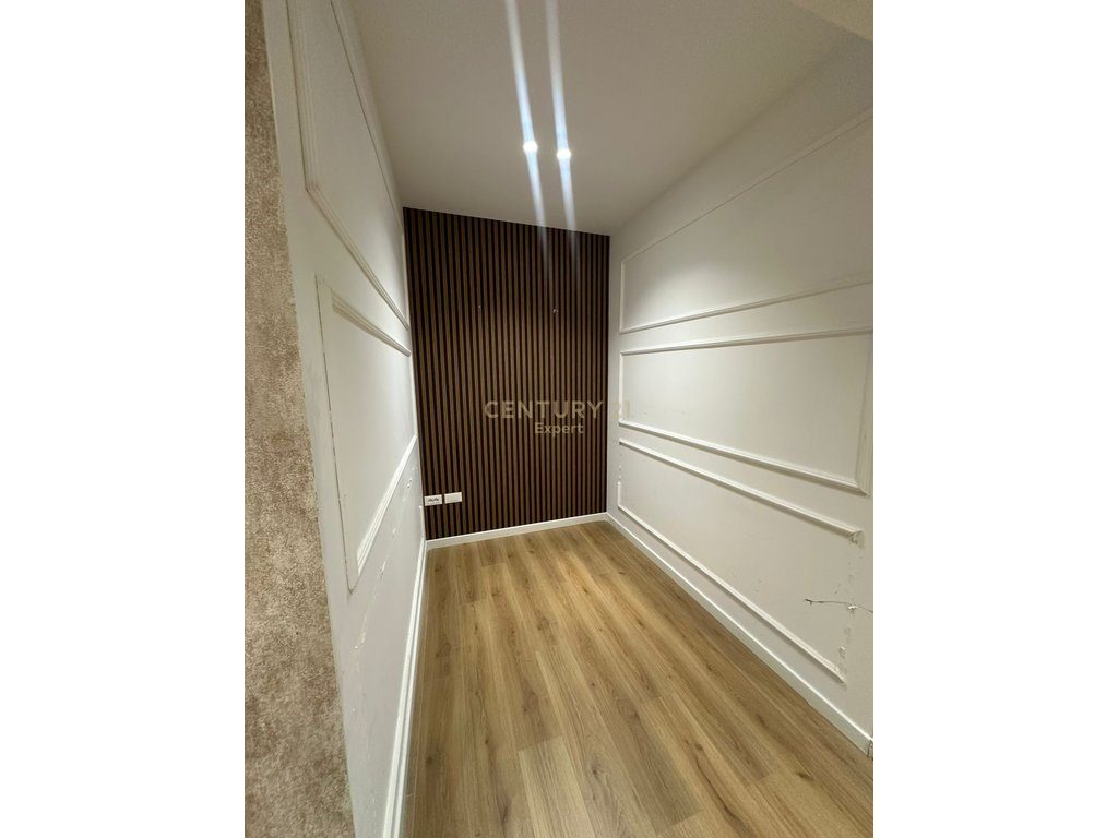 Ambient biznesi 80 m² me qira, kati 1, përballë Vila L.