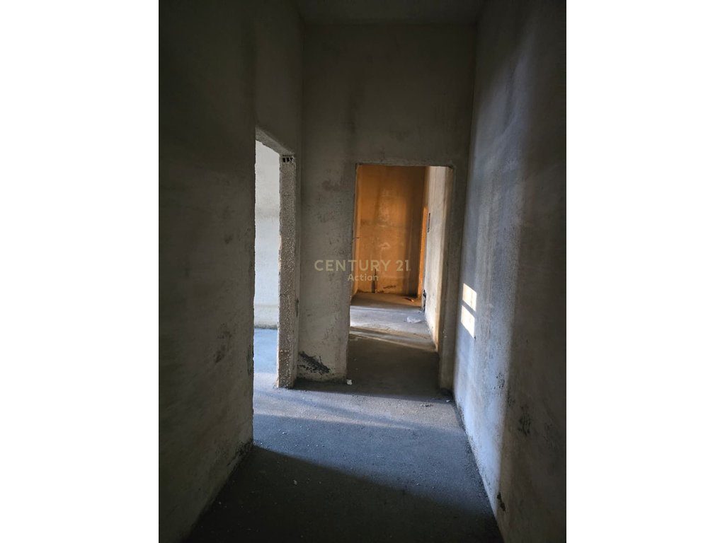 OKAZION!!! Shitet Apartament 3+1+Post parkimi+70 m2 verande  tek "Univers City"
