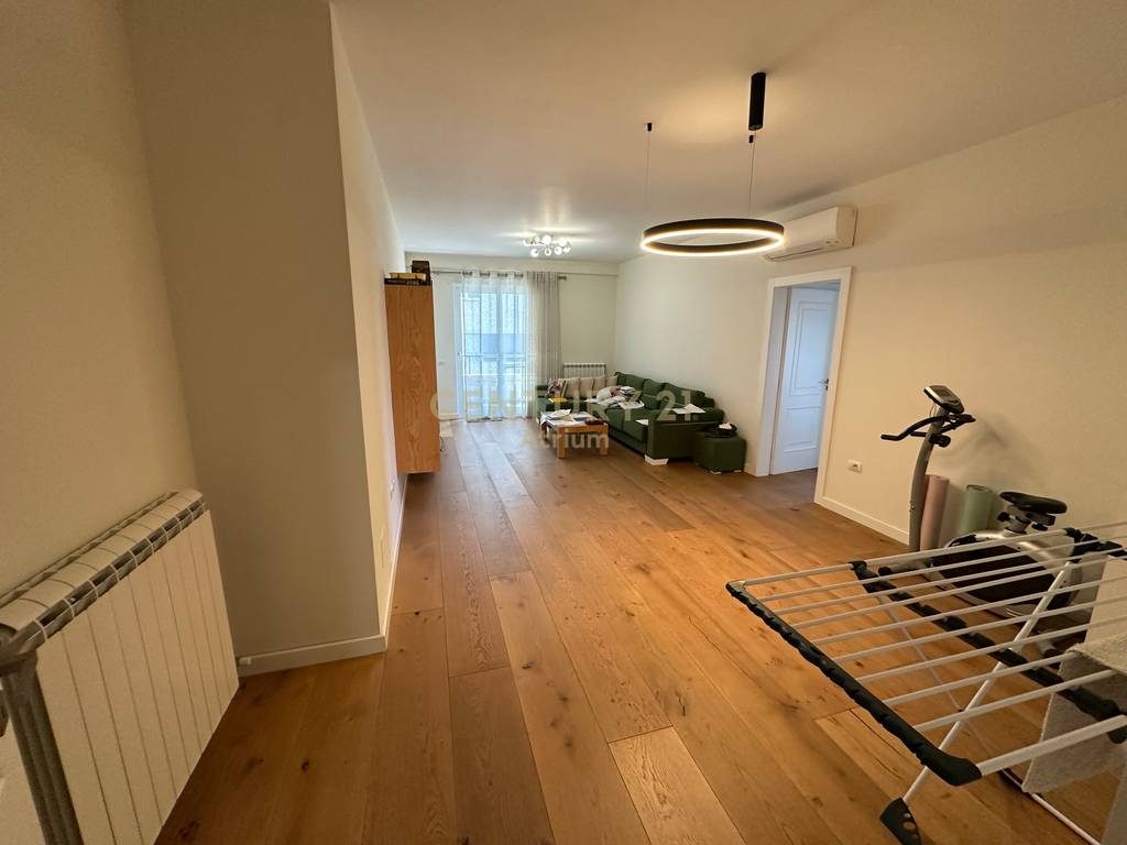 SHITET APARTAMENT 2 + 1 + 2 ME VERANDE NE KINOSTUDIO 1