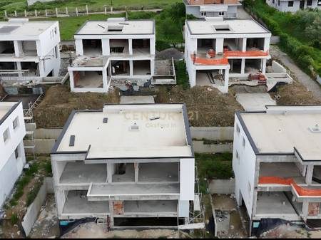 Për Shitje - Vilë Luksoze me Pishinë në Rolling Hills 2 Luxury Residences