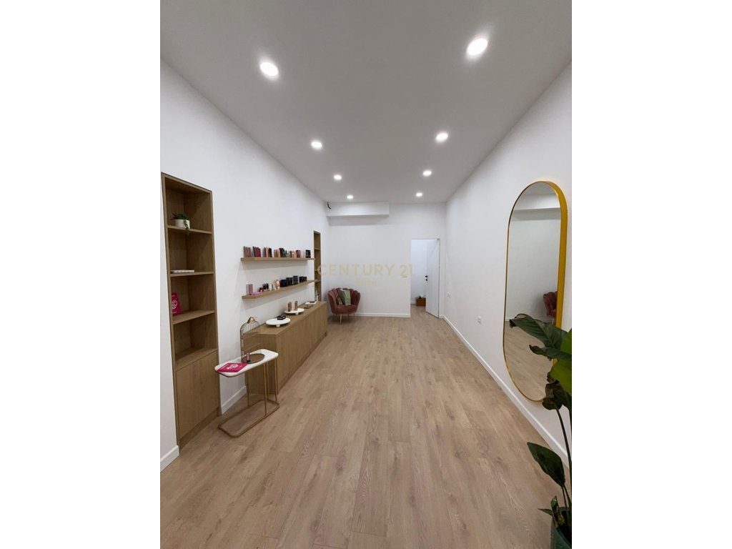 Ambient Komercial Me Qira Pranë Sheshit Skënderbej (Qendër), Tiranë – 600€ | 32 m²