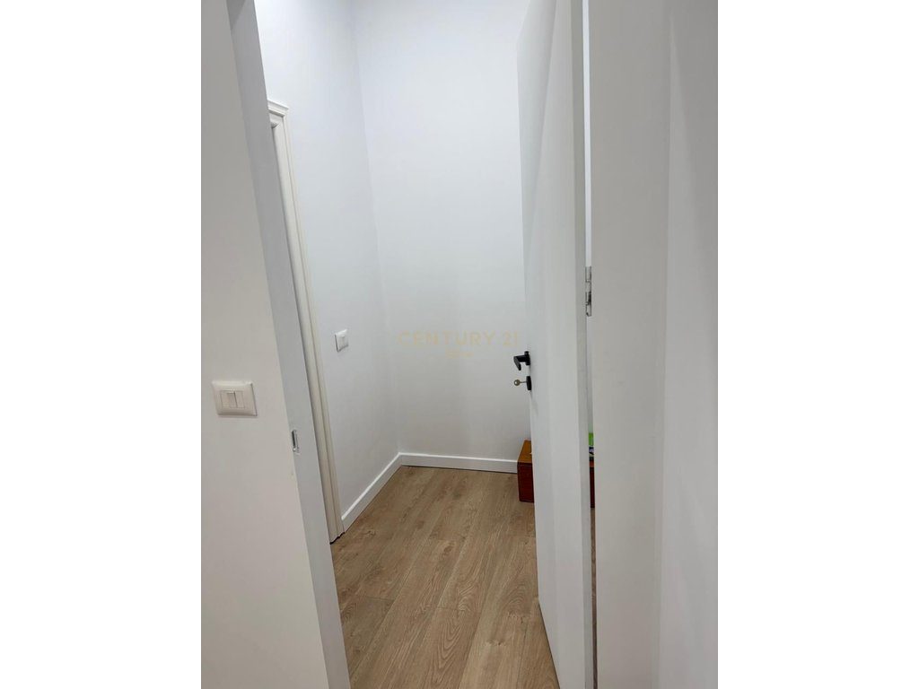 Ambient Komercial Me Qira Pranë Sheshit Skënderbej (Qendër), Tiranë – 600€ | 32 m²