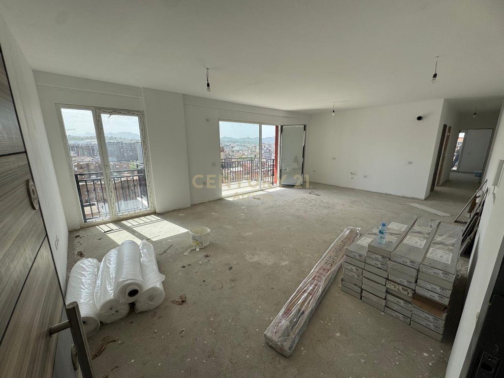 🏙️ APARTAMENT NE SHITJE ME PAMJE FANTASTIKE TE TIRANES 2+1+2 TUALETE+ 2 BALLKONE NE KOMPLEKSIN MIRABELLA NE LAGJEN 'VARR...