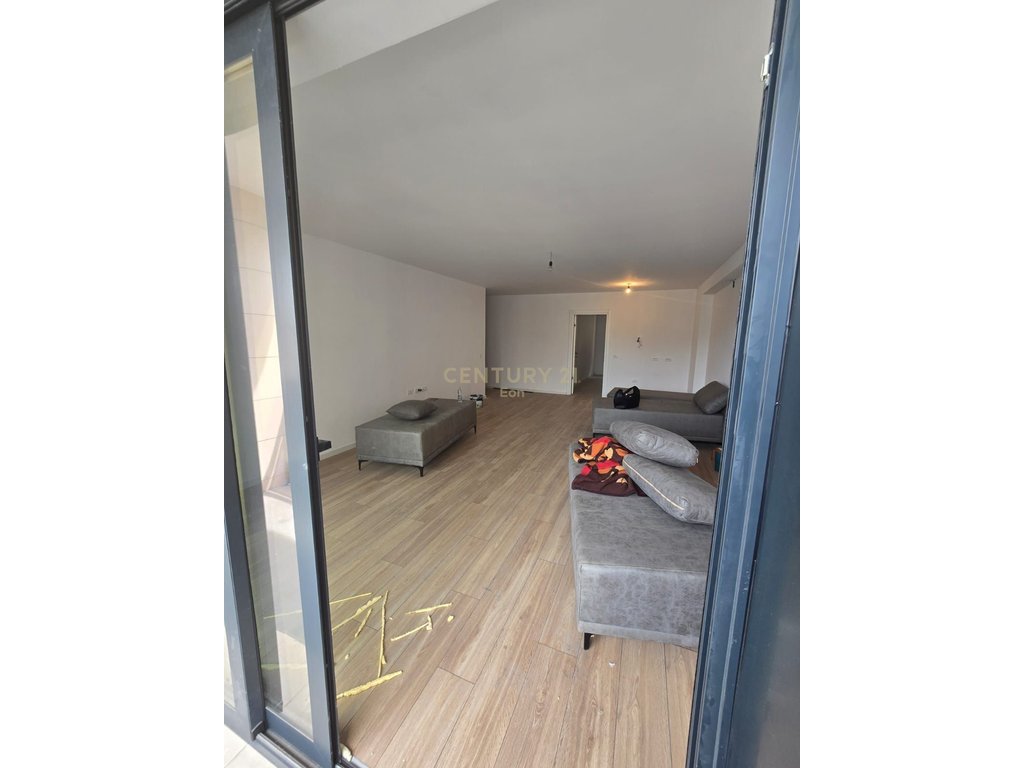APARTAMENT PREMIUM 1+1+VERANDE NË SHITJE – SARANDE !