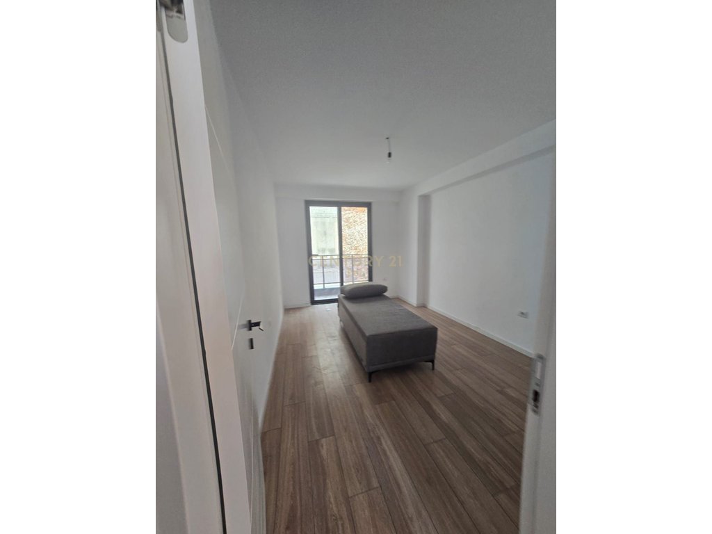 APARTAMENT PREMIUM 1+1+VERANDE NË SHITJE – SARANDE !
