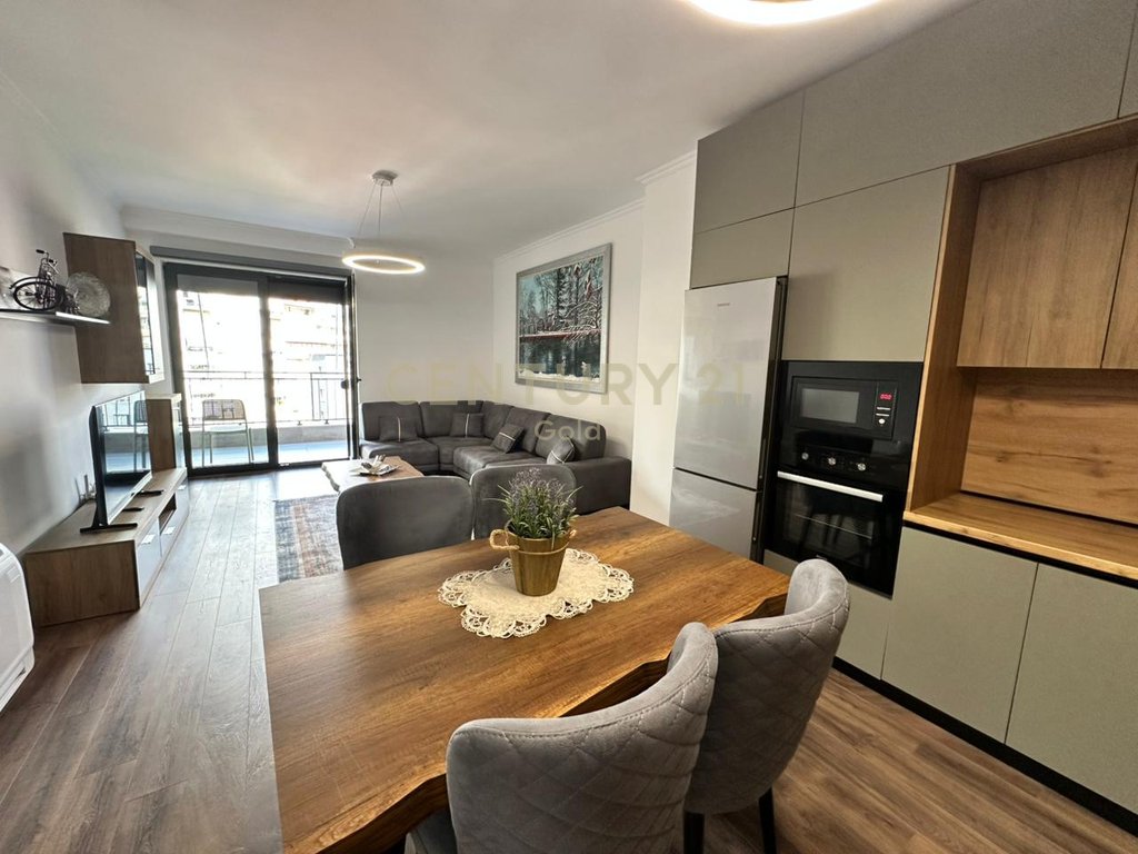 JEPET ME QIRA APARTAMENT MODERN 2+1+2 + POST PARKIMI TEK PAZARI I RI !