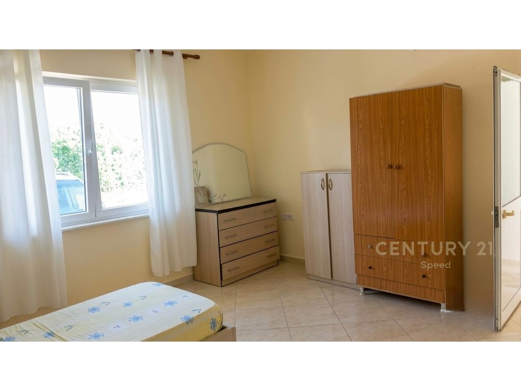 Japim apartament 1+1 me qira ne katin e pare te nje vile, ne zonen e Laprakes!