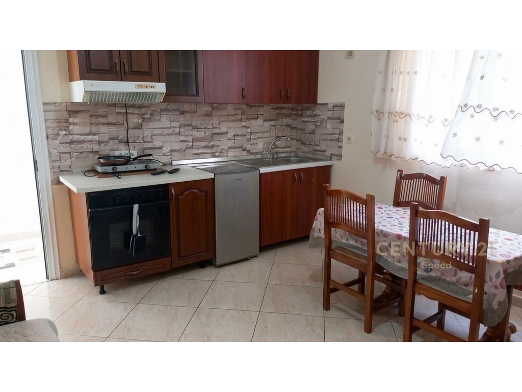 Japim apartament 1+1 me qira ne katin e pare te nje vile, ne zonen e Laprakes!