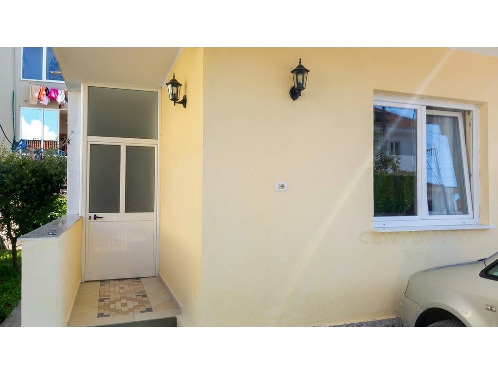 Japim apartament 1+1 me qira ne katin e pare te nje vile, ne zonen e Laprakes!
