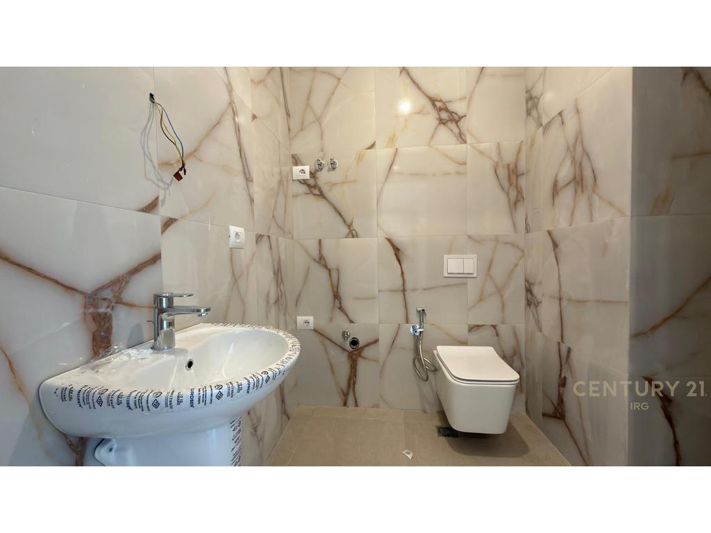 Jepet apartament 2+1+2 per Zyra tek Rruga e Barrikadave!