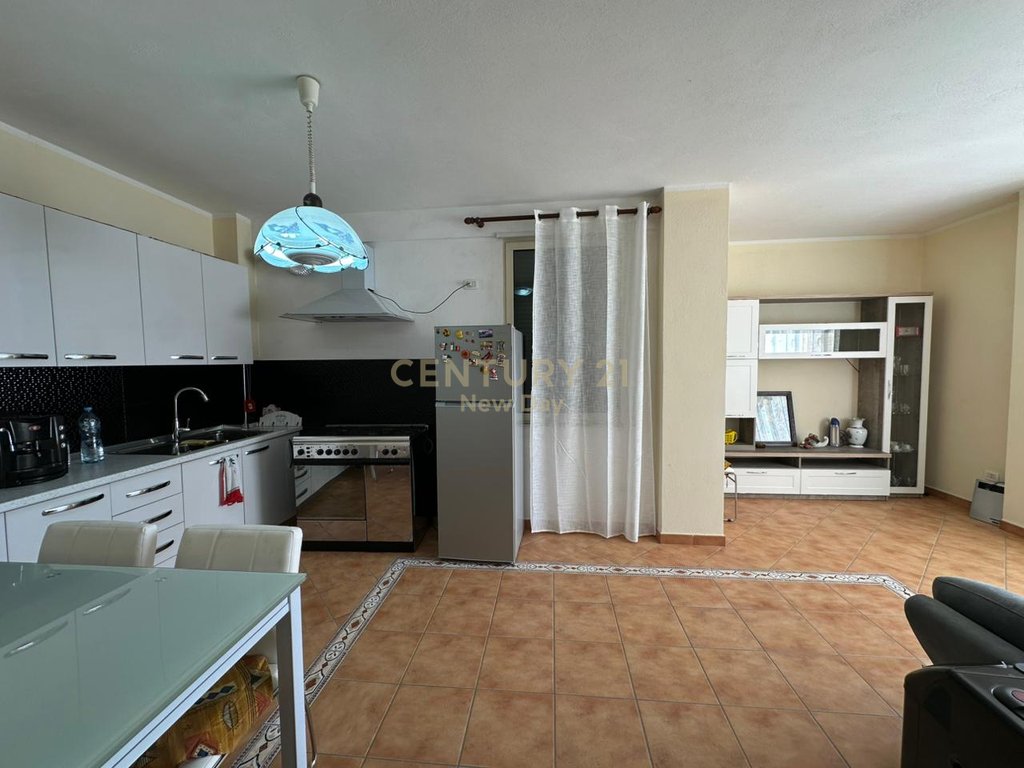Jeper me Qira Apartament 1+1 në Qender te Durrësit 40000 Leke