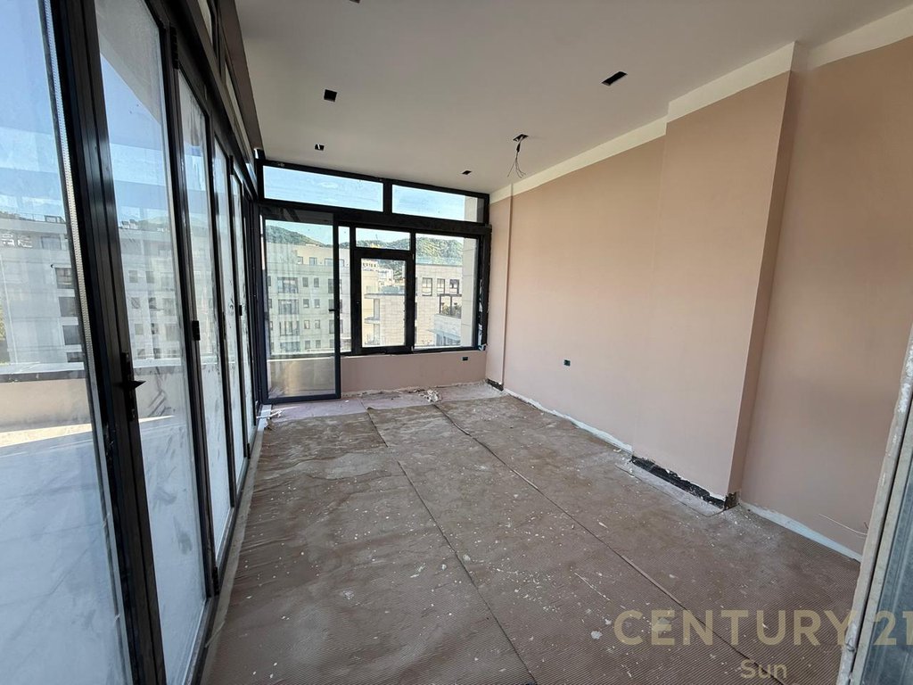 Penthouse ne shitje  3+1+2+ 2 poste parkimi te perfshira ne cmim te  Liqeni i Thatë, Tirana