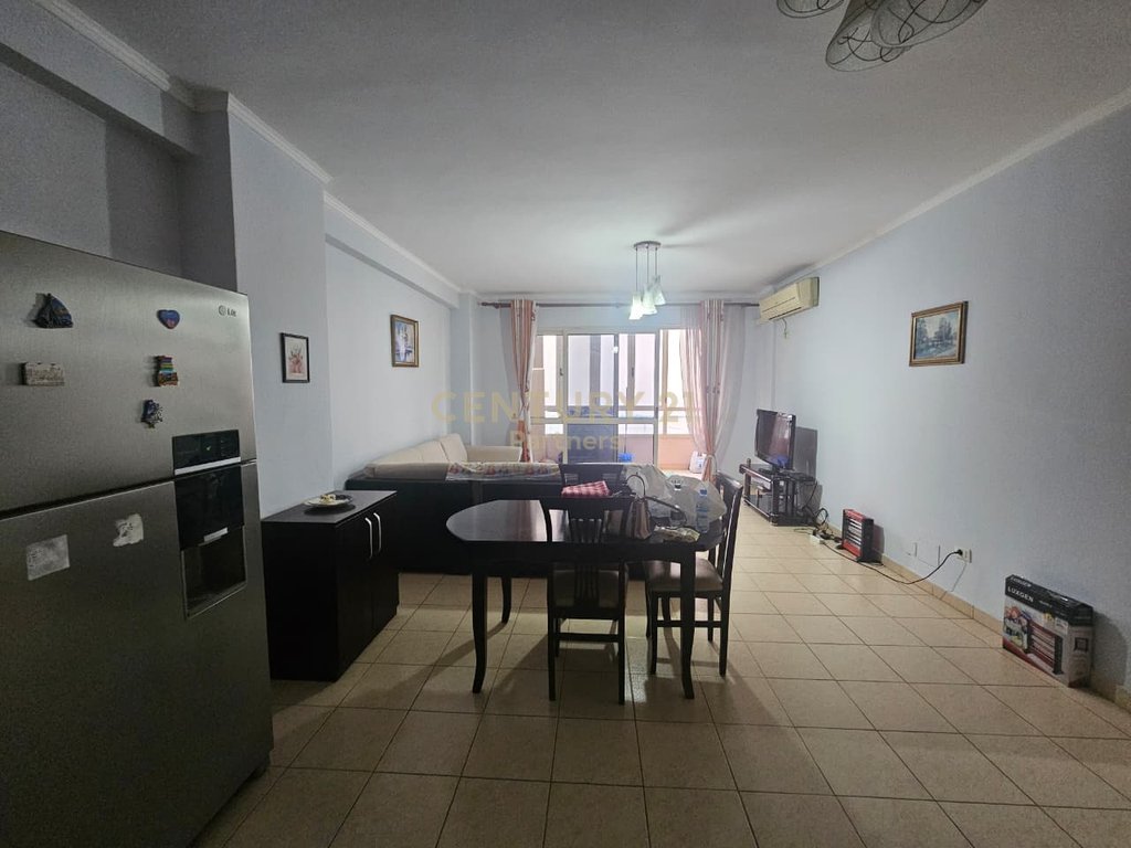 SHITET APARTAMENT 2+1 TEK PALLATET E FRATARIT