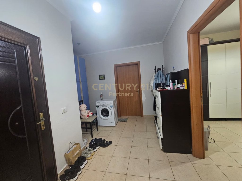 SHITET APARTAMENT 2+1 TEK PALLATET E FRATARIT