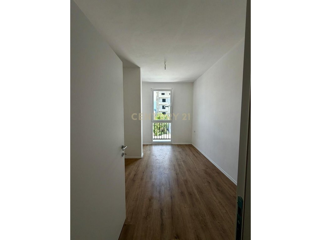 OAZ TIRANA 2 ,APARTAMENT 2+1+POST PARKIMI  PER SHITJE NE SAUK TE VJETER!