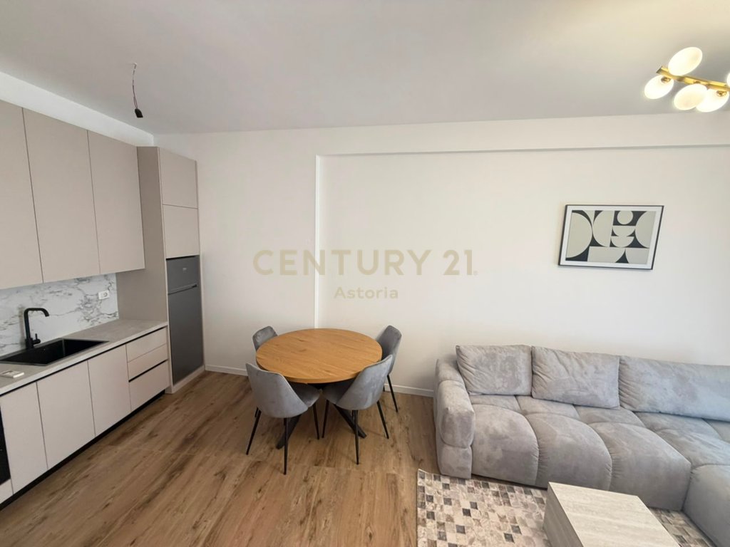 Jepet me qira apartament 1+1, totalisht i mobiluar, i sapo përfunduar dhe i pabanuar më parë.