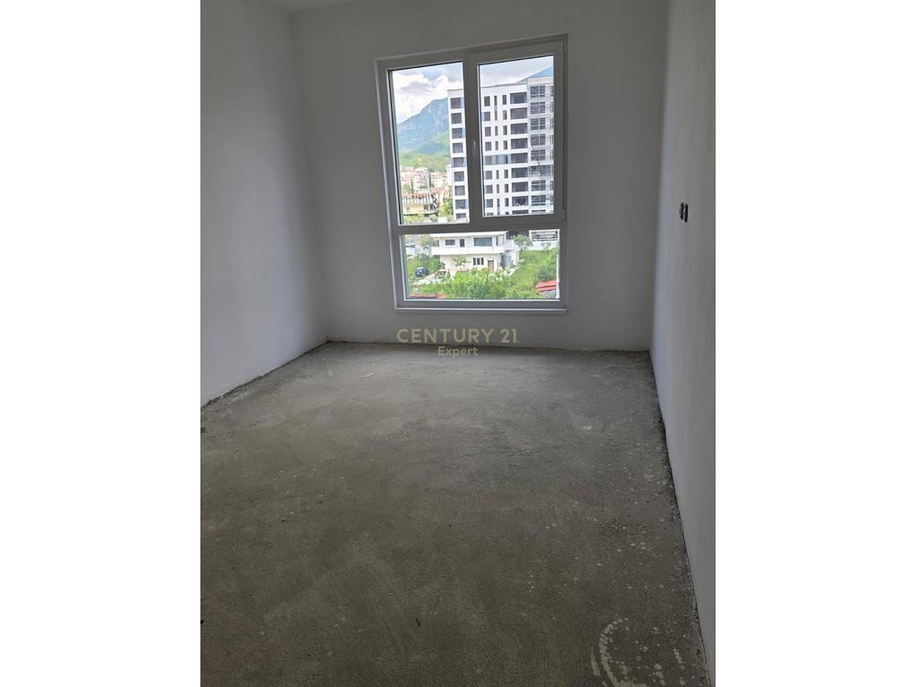 Shitet Apartament 2+1+2 afer Klanit 1560 €m2
+ post parkimi
