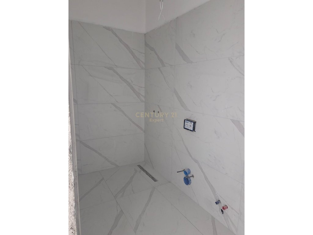 Shitet Apartament 2+1+2 afer Klanit 1560 €m2
+ post parkimi