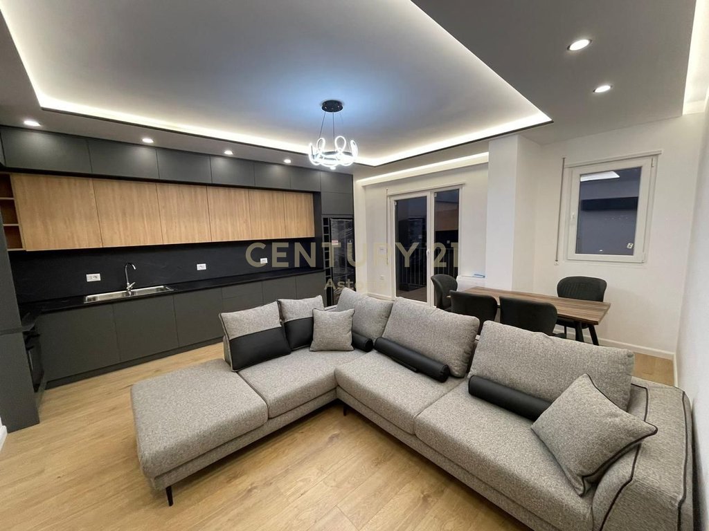 Shitet apartament 2+1+2 i super mobiluar ne kompleksin Klensi, Astir