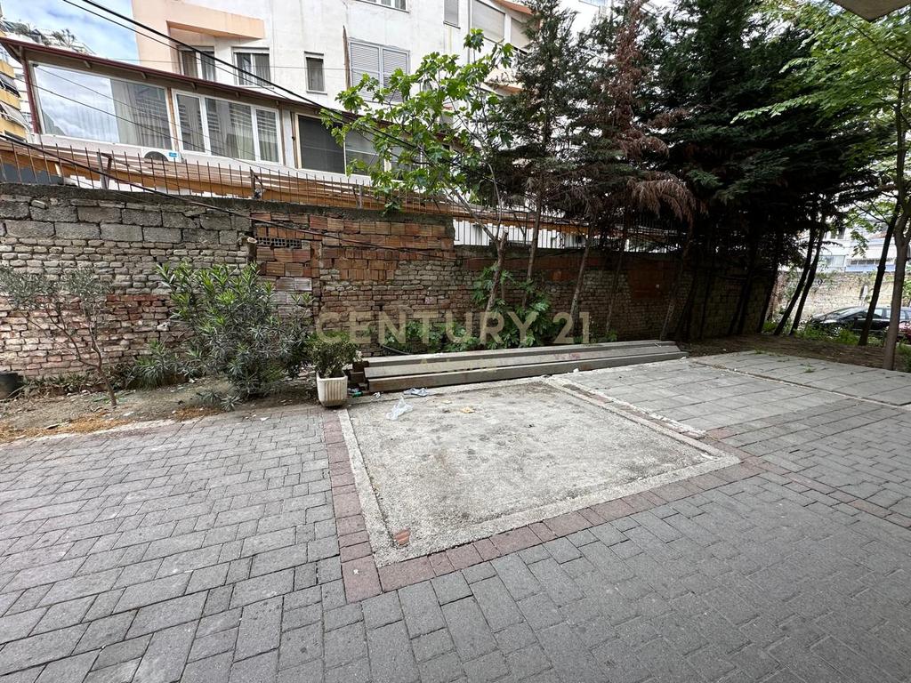 Super Mundësi Biznesi në Komunën e Parisit – Kati 0 me Verandë