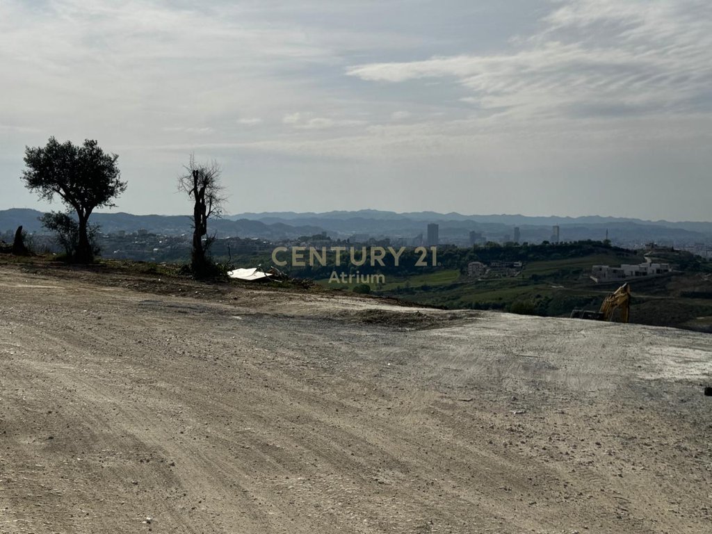 🌿 Tokë në shitje – 2600 m² në Farkë, me pamje spektakolare te Tiranes dhe Liqenit