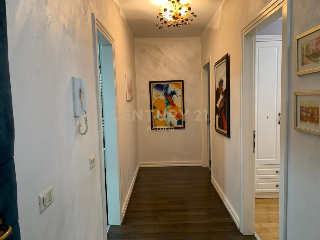 Jepet me qira apartament i bollshëm 2+1+2 me ballkon të mbyllur